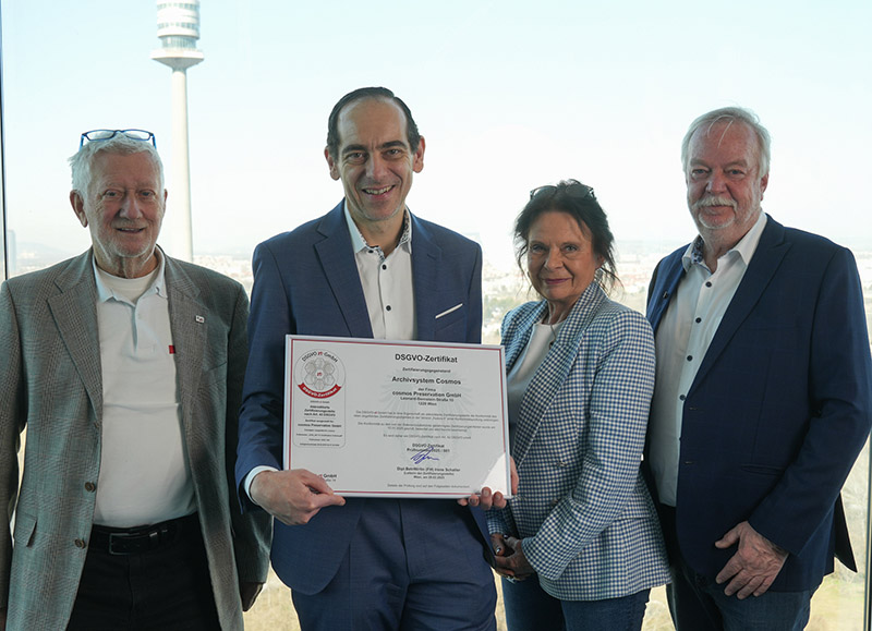 11_Foto_Übergabe_Zert.Urkunde_1.jpg