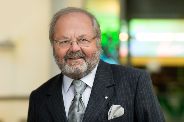 "Die Gesundheit der Arbeitnehmer hat oberste Priorität. Gleichzeitig müssen wir dafür Sorge tragen, dass die Produktion dort aufrecht erhalten werden kann, wo dies aus gesamtwirtschaftlicher Sicht notwendig und aus gesundheitspolitischer Sicht vertretbar ist", sagt Hans-Werner Frömmel.