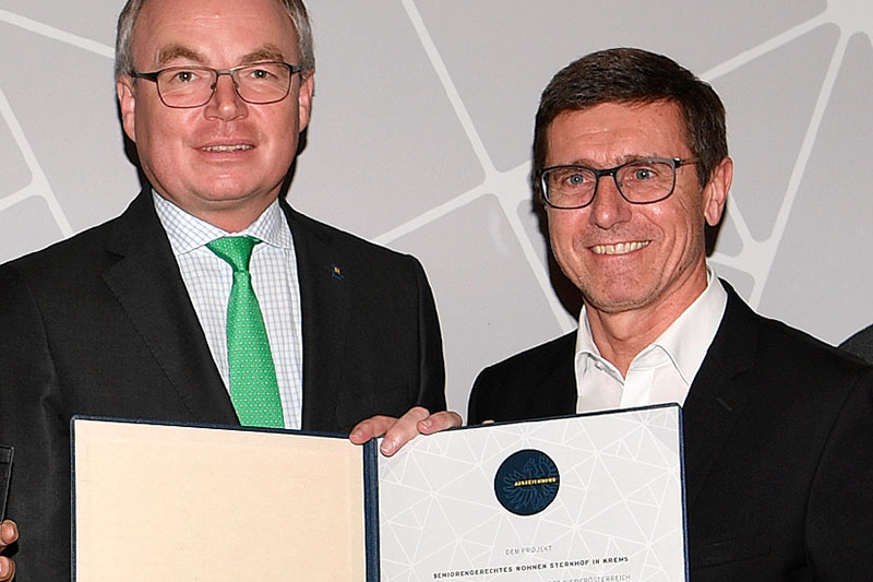 Aus den Händen von LH-STV. Stephan Pernkopf erhielt Baumeister Erwin Krammer (r.) eine Auszeichnung beim Architekturwettbewerb "Vorbildliches Bauen in Niederösterreich". (Bildquelle: NLK Reinberger)