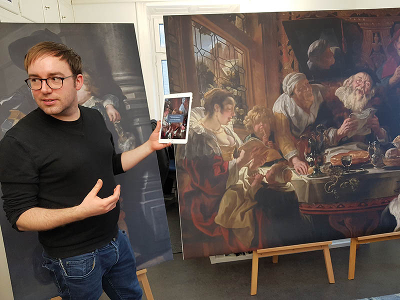 Henry Raymond vom GTC der ETH Zürich demonstriert das AR-Projekt "Behind the Art".