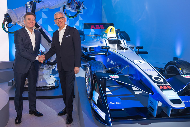 Handshake zwischen dem Gründer und CEO der Formula E Alejandro Agag und ABB-CEO Ulrich Spießhofer.