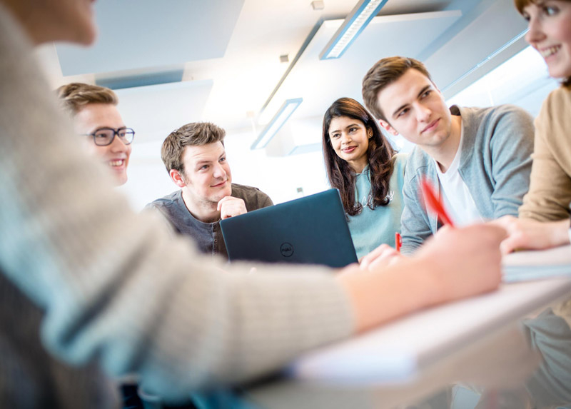 In der Beckhoff-Summer-School erlernen IT- und programmierbegeisterte Jugendliche aus erster Hand grundlegende Programmierkenntnisse, oder auch bei entsprechenden Vorkenntnissen diese zu vertiefen.