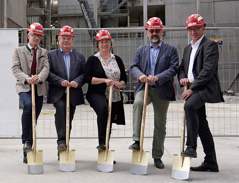 Foto: Startschuss für eine neue Deconox-Anlage im Leube-Werk in St. Leonhard mit den Geschäftsführern Rudolf Zrost (2.v.r.) und Heimo Berger (1.v.l.). 