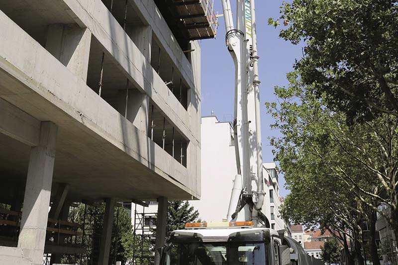 Foto: Der Einsatz von mobilen Betonpumpen ist auf vielen Baustellen nicht mehr wegzudenken. Etwa 55 % des Transportbetons in Österreich werden bereits auf diese wirtschaftliche Weise eingebracht.