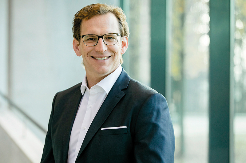 "Durch unsere kapitalintensiven Mietparkvorhaltungen tragen wir das wirtschaftliche Risiko in vollem Umfang mit und hoffen, dass alle Baustellen – unter Einhaltung aller Sicherheitsvorkehrungen – den Betrieb bald wieder aufnehmen können“, so Harald Zulehner, Obmann des ÖVBS.