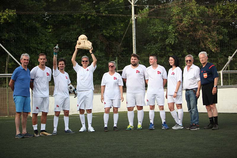 Foto: Das sportliche Team von Energy 3000 solar holt den hölzernen Pokal heuer nach Eisenstadt.