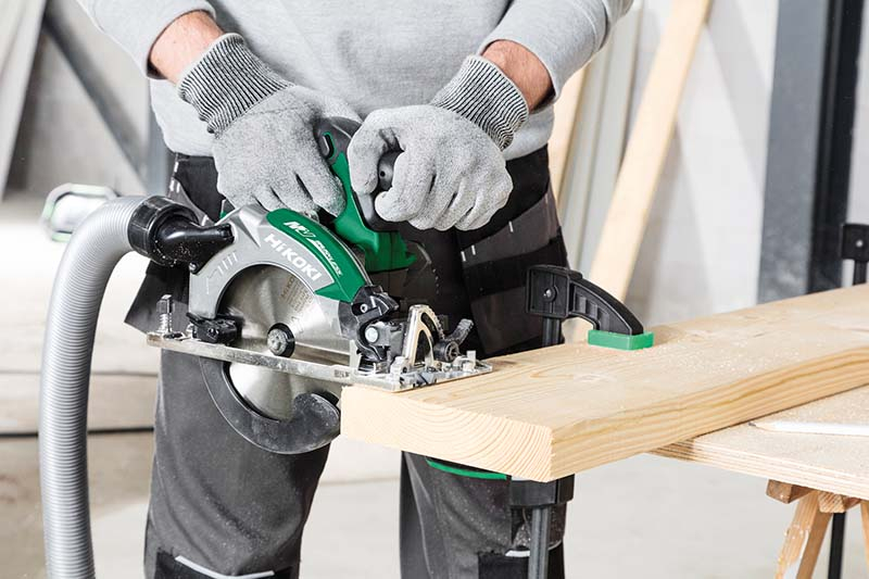 Foto: Die neue Akku-Kreissäge C3606DA mit Multi Volt benötigt weniger Strom. 