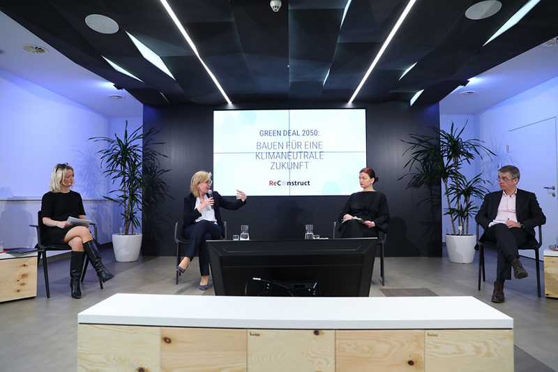Moderatorin Kathrin Gulnerits, (Chefredakteurin News), Leonore Gewessler, Bundesministerin für Klimaschutz, Umwelt, Energie, Mobilität, Innovation und Technologie), Renate Hammer (Geschäftsführende Gesellschafterin am Institute of Building Research & Innovation)  Christian Egenhofer (Leiter des Energy and Climate Programme am Center for European Policy Studies)