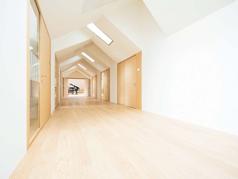 Foto: VELUX bringt Tageslicht in die Volksschule Absam Dorf. (Planung: Schenker Salvi Weber Architekten ZT GmbH)
