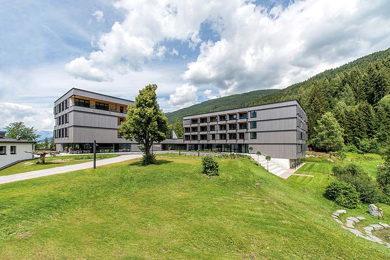 Foto: Klare Linien und unaufdringliche Eleganz: Das Bildungshaus St. Michael bei Pfons fügt sich geschmeidig in die Umgebung ein. Der noble Grauton kommt von einer innovativen Holzlasur.