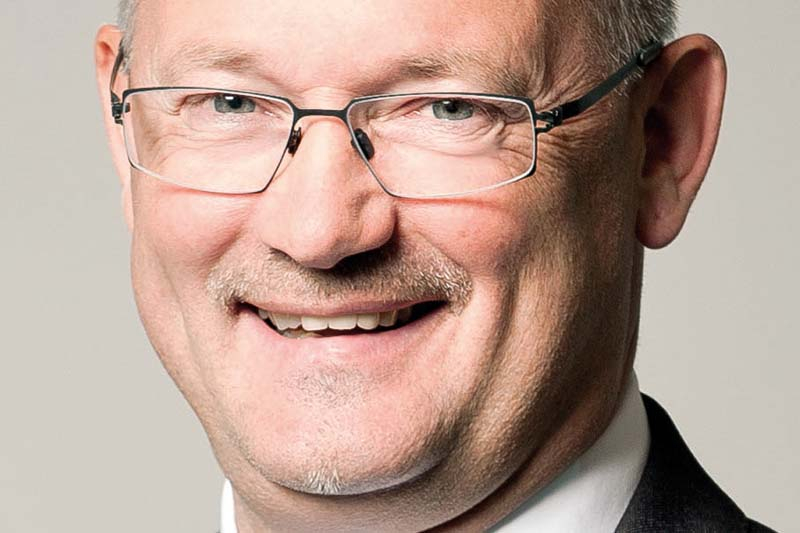 Foto: »Ein Cloud-Services-Management schlägt die Brücke zwischen den IT-Welten.« Wilhelm Petersmann Vice President und Managing Director  Austria & Switzerland Fujitsu
