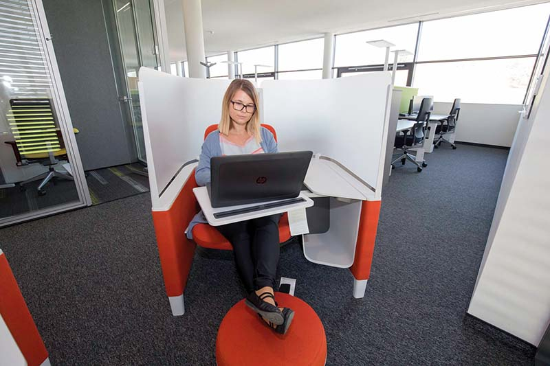 Foto: Das neue Bürogebäude BMD3  in der BMD City bietet für 180 Wissensarbeiter und Spezialisten wechselnde, von der aktuellen Tätigkeit abhängige Arbeitsplätze wie etwa eine Work Lounge. 
