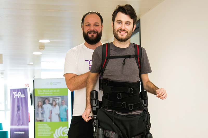 Gehen mit dem Exoskelett