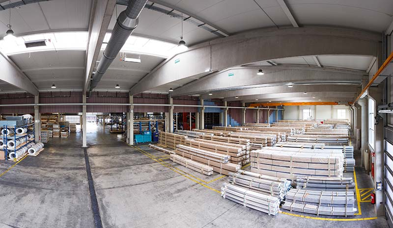 Foto: Der Trend bei Büros und Wohngebäuden entwickelt sich weg von Verbundplatten wie Alucubonds, Dibonds und Reynobond hin zu Vollmetall-, Keramik- und Glasfassaden. (Blick in die Lagerhalle Wien von Kloeckner Metals Austria)