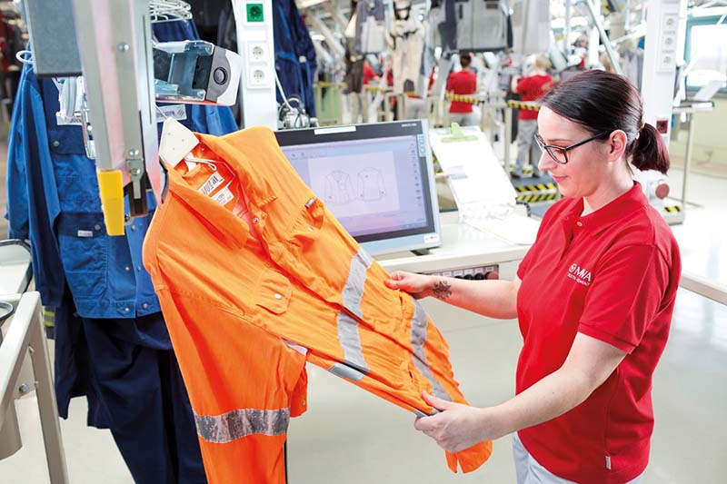 Foto: Der Service von MEWA beinhaltet eine Qualitäts- und Funktionsprüfung der Schutzkleidung bei jedem Waschgang. 
