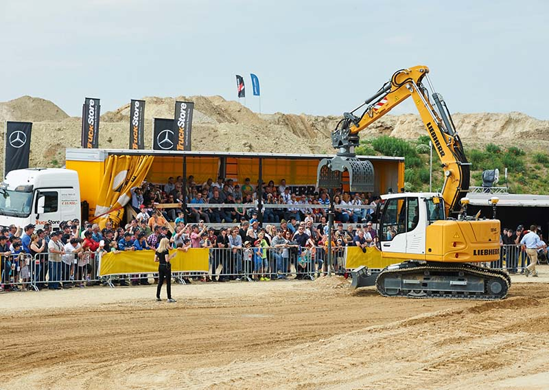 Foto: Auch 2018 wird nicht nur ein Querschnitt des Produktportfolios von Liebherr, Mercedes und Trimble gezeigt, es darf und soll auch wieder selbst Hand angelegt werden.