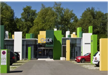 Betonflächen schützen und auf einfachste Weise gestalten: Mit Betonfarbe 515 von Synthesa wird aus grauen Sichtbetonflächen lebensfrohe Farbarchitektur.