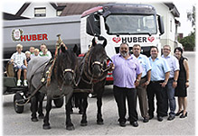 Fest in Familienhand: die Protagonisten der Huber Warenhandel und Transport GmbH – Gerhard Huber, Adolf Huber, Michael Huber, Hans Georg Huber und Petra Huber und Enkelkinder
