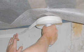 Die Dichtmassenraupe Airstop Dimaroll von Isocell wird wie ein Klebeband verarbeitet.